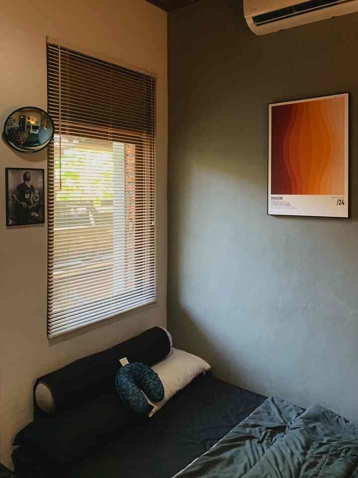 Warna abu putih untuk memberikan efek tenang✨ #PilihWarnaRumah #HomeColorPalette #RekomendasiWarnaRumah #homedecor #dekorasirumah #bedroom #kamar #kamarcowok