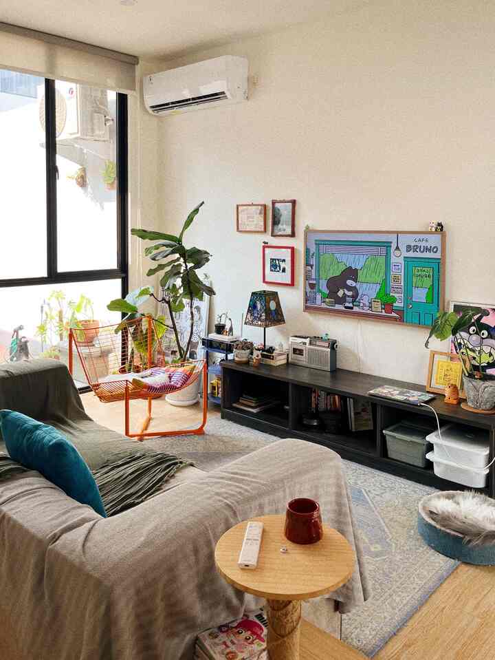 Natural meets splash of contrasting colors 🎨
Mungkin itulah yang paling menggambarkan cara kami menata warna pada ruangan ya.
Kalau diperhatiin, setiap ruangan pasti mengusung base warna yang cenderung natural, diselingi dengan "cipratan" warna-warna kontras:
🛋️ Penggunaan warna dan tekstur kayu pasa perabotan besar di living room, dibarengin dengan warna-warna yang cenderung menyala seperti merah/oranye dan biru/hijau
🍳 Likewise, penggunaan warna kayu dan countertop concrete pada dapur, juga dilengkapi dengan warna merah bata pada backsplash

Yang lucunya, believe it or not, nothing was really "planned" from the get go 😂
Semua penyusunan warna terjadinya natural aja sesuai dengan objek-objek yang kami suka. So i guess, the correct theme is "our beautiful mess"?

#PilihWarnaRumah
#HomeColorPalette
#RekomendasiWarnaRumah
#BeautifulMess