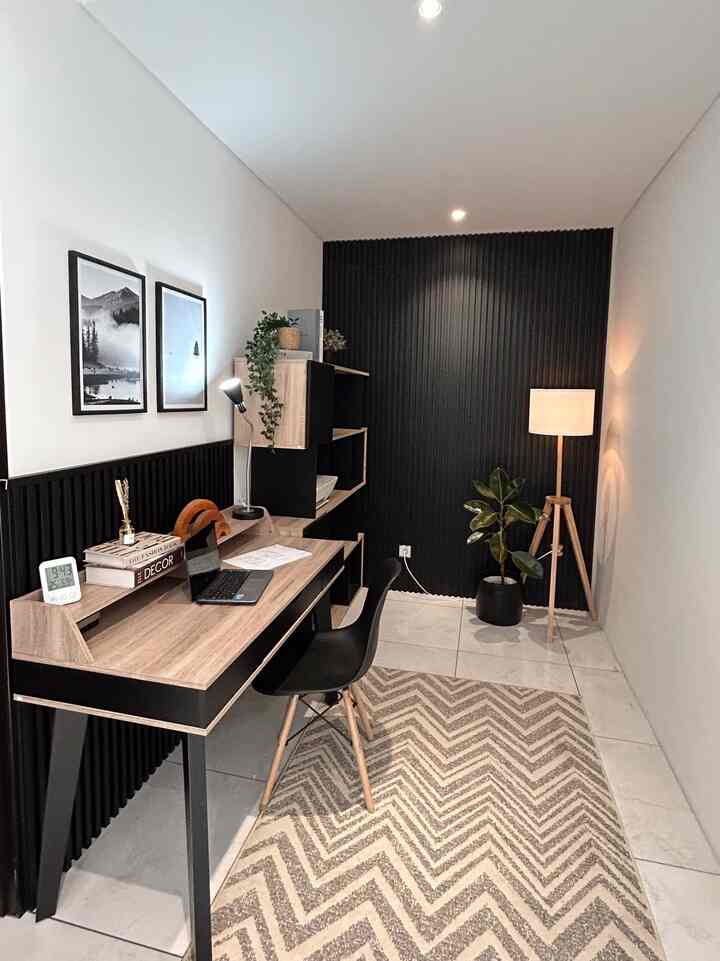 Jadi di rumah ku ada space kecil sekitar 2mx1.8m yg aku manfaatin jadi work space ❤️ 
• pilih lemari yg punya banyak storage & bukaan biar kesannya ga sempit
• kasih cahaya yg cukup diruangan mungil ini biar jadi lega kesannya

#Ruangsempit #Ruangterbatas #NeverTooSmall #desainruangkerja #minioffice #kbp #ruangkerjaminimalis