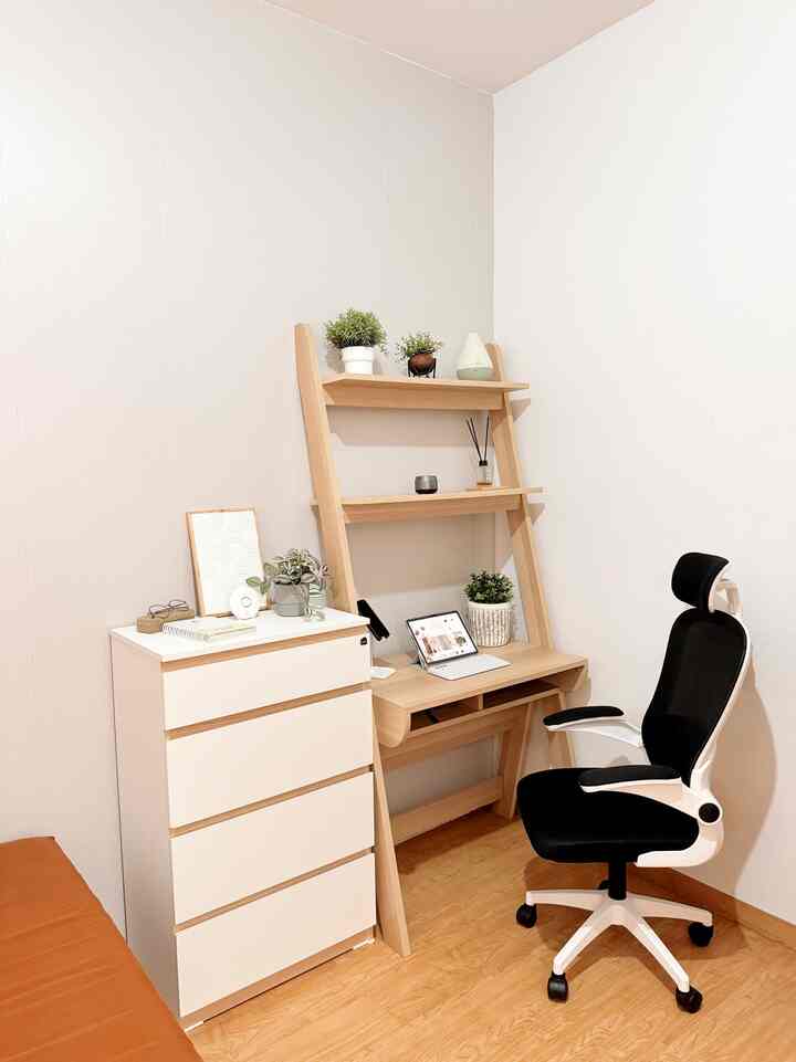 Area kerja yang menyatu dengan kamar utama
kamar utama ini ukurannya hanya 4x3m, kami memaksimalkan space yang ada dengan membuat area kerja di pojokan
Selain lemari ada juga drawer di pinggir meja agar semua barang punya tempatnya sehingga rapi dan tertata #RuangSempit #RuangTerbatas #NeverTooSmall #InspirasiMejaKerja #RuanganMungil #KamarTidur #RumahMinimalis