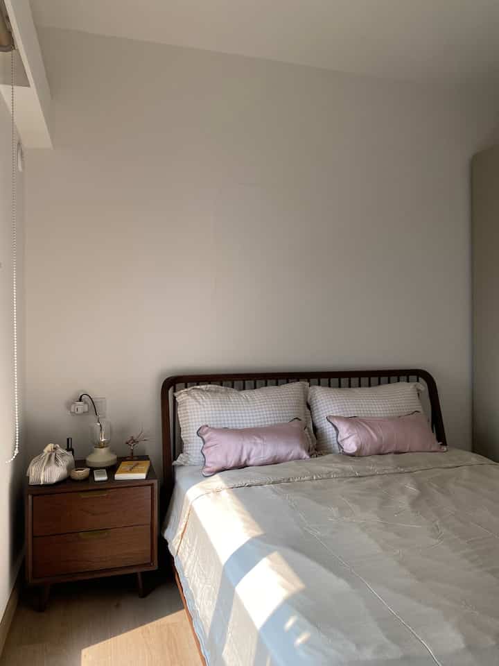 Tinggal di apartemen dengan ruangan kecil bisa menjadi sebuah tantangan, namun sangat mungkin untuk memanfaatkan ruang terbatas dengan tata letak, furnitur, dan gaya yang tepat.

Misalnya, di kamar tidur saya yang kecil, saya memaksimalkan ruang dengan menggunakan lemari berpintu geser. Pilihan desain ini sangat cocok untuk area sempit karena tidak memakan ruang ekstra saat dibuka. Area antara tempat tidur dan lemari pakaian saya cukup sempit, sehingga pintu geser membantu menjaga ruangan terasa luas dan rapi.

Untuk lebih meningkatkan kesan ruang, saya memilih warna lemari yang sesuai dengan palet warna ruangan. Dengan cara ini, furnitur menyatu dengan mulus dan tidak membebani ruangan. Dengan memilih warna yang serasi, Anda menciptakan ilusi area yang lebih luas sehingga membuat ruangan terasa lebih luas dari sebenarnya.

Tinggal di apartemen kecil memerlukan penataan dan pilihan desain yang cermat, namun dengan sedikit kreativitas, Anda dapat menciptakan ruang yang nyaman dan fungsional yang terasa pas.

#Ruangsempit #Ruangterbatas #NeverTooSmall #DekorasiKamarTidur #DekorasiApartemen #ApartmentLiving #KamarTidur