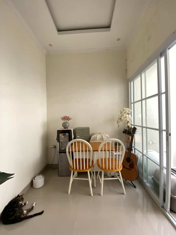 Dalam tema bebas kali ini aku mau share ruang makan aku yg gabung dengan living room karena keterbatasan area dan menggunakan open space 😊



#dekorasi #mejamakan #homelivingbylistya #favoritecorner #openspace #diningroom #inspirasimejamakan