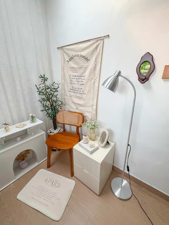 Disini tempatku duduk bersantai, membaca buku ataupun hanya sekedar meminum secangkir teh 🫶🏻

#BTNOAS8 #livingroom #livingroominspo #ruangbersantai #ruangtamu #dekorasiruangtamu #dekorasirumah #Apartemen #studio 
