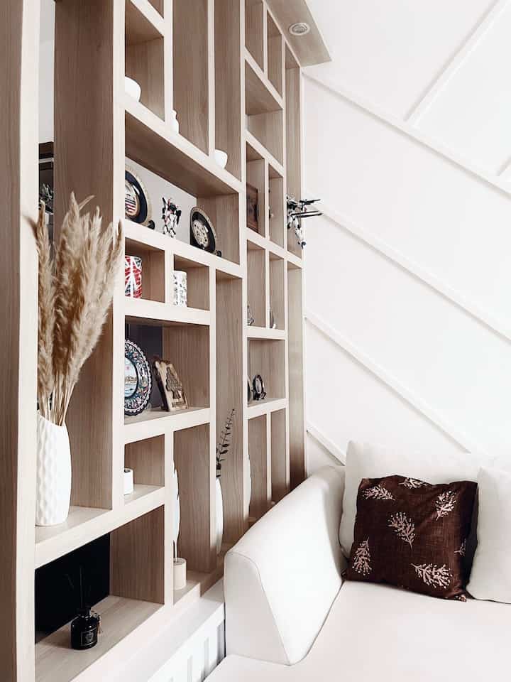 Area ini menjadi salah satu spot favorite di Kei House. Living room di rumah ini berbatasan dengan area mini bar. Dan sebagai pembatas ruangan kami membuat partisi atau sekat ruangan yang kami fungsikan juga untuk galery display. 

#livingroomideas
#partisikayu 
#BTNOAS8