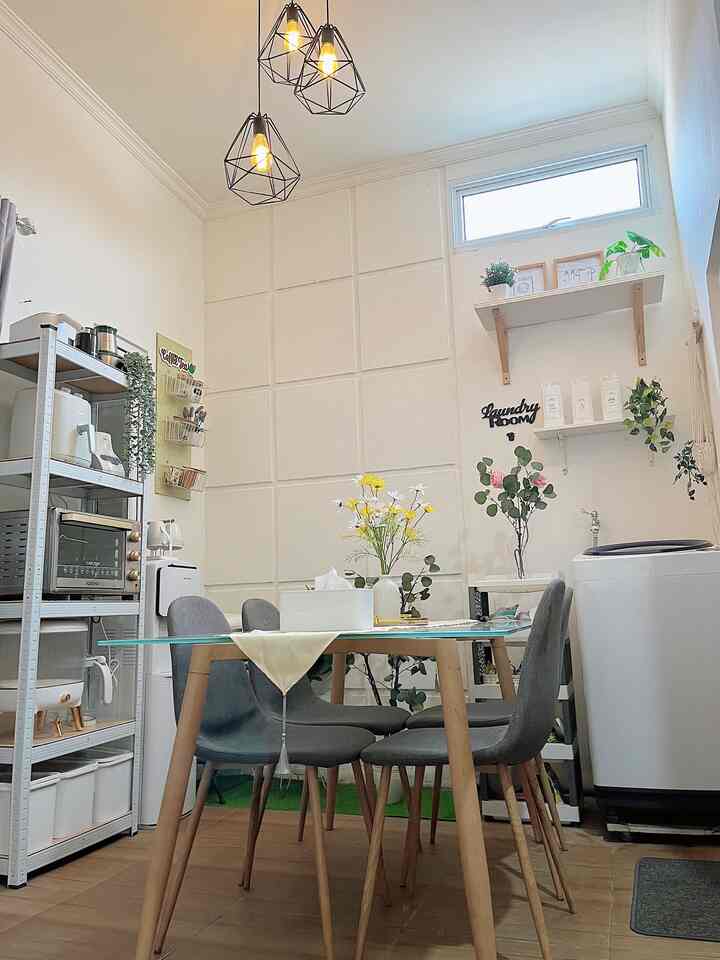 Ini adalah ruang makan di rumah kami yang menyatu dengan ruang cuci, berukuran 2,5 m x 2 m yang kami fungsikan sebagai ruang makan dan ruang cuci.

Kami tempatkan 1 set meja makan, rak untuk perabotan, dispenser, rak magic com, dan 1 buah mesin cuci dan kami tambahkan juga beberapa tanaman artifisial agar ruangan terkesan adem. 

Semoga menginspirasi 🤗

#RuangSempit
#Ruangterbatas
#NeverToolSmall
#RuangMakan
#RuangCuci