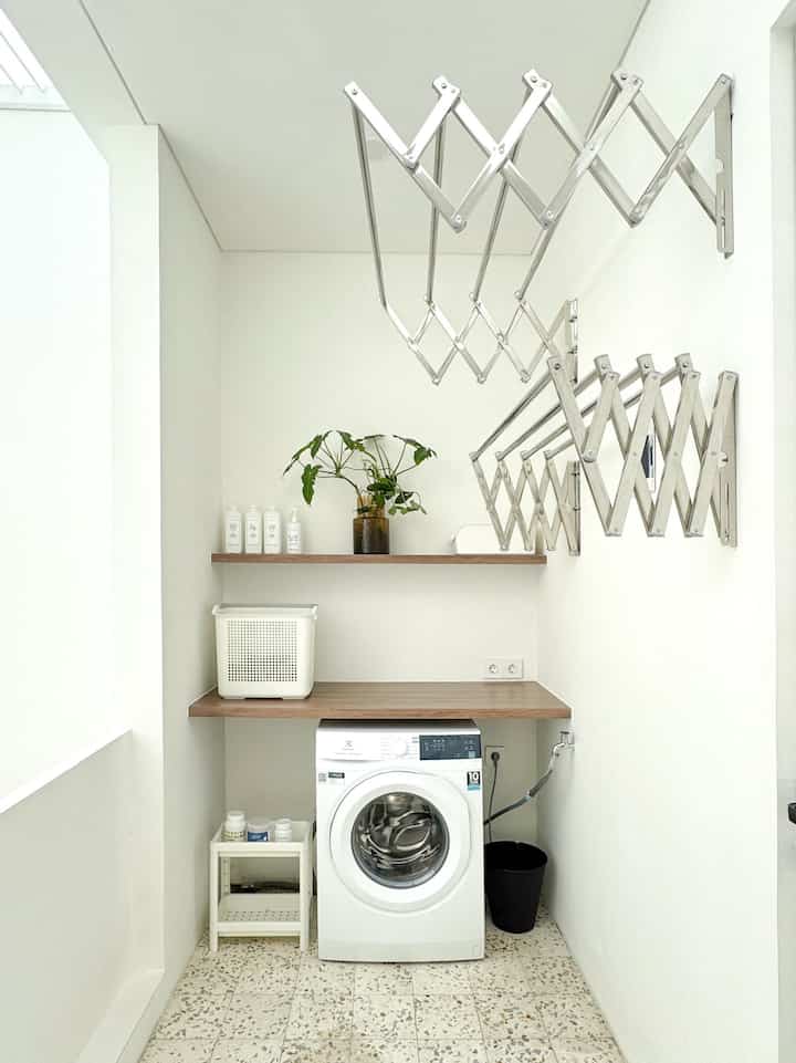 Laundry room.

Laundry room ini berada di lantai 3, karena jemuran kami berada di dalam ruangan maka kami memanfaatkan skylight untuk memudahkan dalam proses mengeringkan pakaian sehabis dicuci.
Room ini didesign sederhana dan minimalis dengan perpaduan warna putih dan coklat.

#laundryroom #laundryarea #laundryroominspo #homedecor #dekorasiruang #laundryroomdesign
