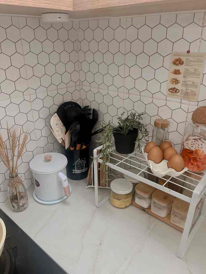 — Styling area terbatas🤍

karna dapur ku terhitung mungil, ada sudut bentuk L disini..

areanya ga begitu luas, tpi pengen banget di isi dengan hal yg bermanfaat tapi aku tu banyak banget pertimbangannya.. contohnyaa gini :
• pengen jadi tempat serbaguna alias serba ada
• pengen terlihat estetik dan ga mau numpuk di pojokan
• pengen muat banyak tapi luas seadanya

Alhasil dari pertimbangannya jadilah sudut area terbatas dengan styling caraku seperti ini🥰
kadang kalau aku bosen suka pindah posisi, kalau kmu gitu juga ga?

kasih tau aku yaa klo ada ide style sudut disini, smoga menginspirasi🫶🏻

#RuangSempit
#RuangTerbatas
#NeverTooSmall
#StylingAreaSempit
#KitchenStyling
#DekorasiDapur