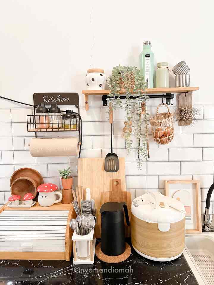 Jangan di-SWIPE! Nanti laper 🍽️🍗

Bersyukur banget bisa tetep punya dapur walaupun mungil segaris gini. 
Posisinya ada di pintu samping dan ukurannya juga nggak terlalu besar. Adanya akses pintu samping juga memudahkan saat ingin membeli galon atau pun gas, bisa langsung menuju area dapur tanpa memutar ke pintu utama. 

Selain itu terdapat jendela dekat kompor juga cooker hood, sehingga walaupun dapurnya kecil, asap akan bisa cepat hilang. 

Untuk menata perabot di meja dapur segaris ini, juga cukup tricky. Bisa disiati dengan pemilihan dexorative item dengan warna senada sekaligus fungsional. 

Semoga menginspirasi✨🐈 Nyaw!

#nyamandiomah #Ruangsempit #Ruangterbatas #NeverTooSmall #dapur #dapursegaris #dapurminimalis #kitchen #kitheninspo #kitchendecor 