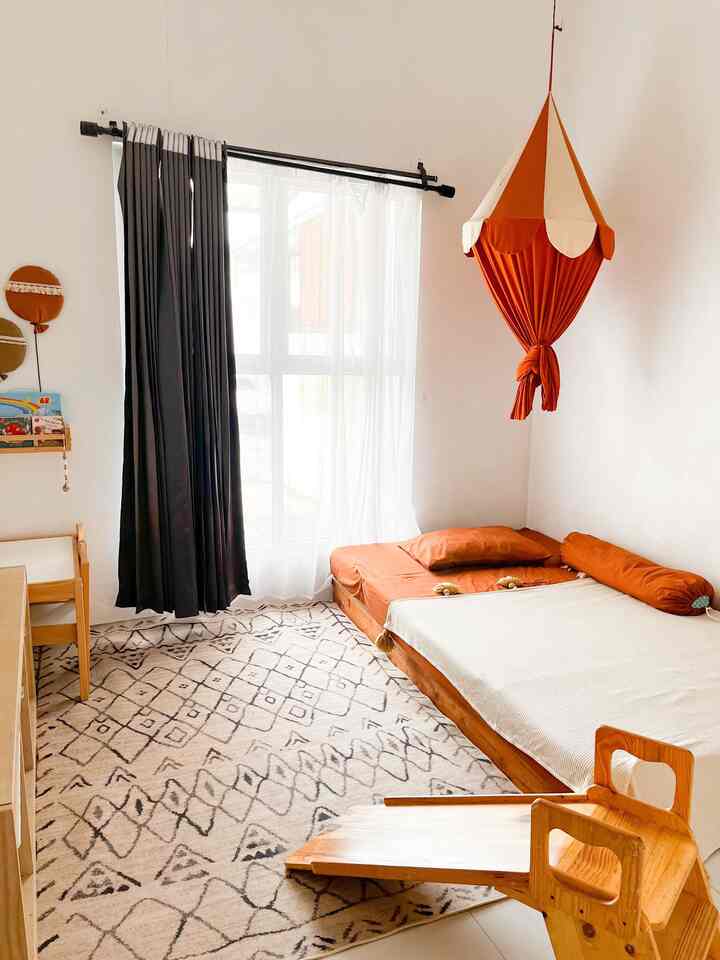 Untuk ruangan sempit di rumah alfa salah satunya adalah kamar anak , walupun luas ruangan sempit namun kami menginginkan kamar anak dengan di suguhi playroom untuk area bermain, maka dari itu kami menyulap kamar kecil ini mempunya playroom dengan cara memakai kasur yg ukuranya janya 100*200 m agar sisa ruangan bisa di gunakan untuk tempat bermain anak 
#RuangSempit
#RuangTerbatas
#NeverToSmall