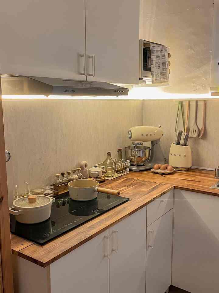 Hello from my kitchen! Dapur kecil yang udah bisa memenuhi kebutuhan di rumah kami. Kupilih kitchen set dari IKEA, seri Knoxhult yang affordable tapi timeless ❤️ 
For cookware, I choose Neoflam, Fika series yang punya warna cream jadi match sama dapur. Aku juga suka banget kitchen appliances SMEG yang bisa enhance the beauty ✨ 
#BTNOAS8 #Ohouse #Kitchen #Dapur #IKEA #Knoxhult 