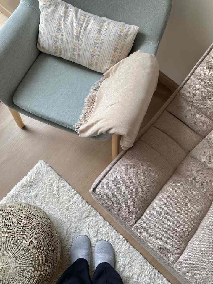 Menambah dan bermain dengan tekstur berbeda benar-benar dapat mengubah ruang hidup Anda. Di rumah saya, saya suka memadukan gaya Skandinavia dan Modern Abad Pertengahan dengan menggabungkan tekstur melalui permadani, selimut, bantal, dan bantal. Elemen-elemen ini menambah kehangatan dan kedalaman pada ruangan, membuatnya terasa nyaman dan mengundang.

Berikut 5 cara untuk menambahkan tekstur pada ruangan mana pun:

1. Lapisan Tekstur Berbeda: Gabungkan berbagai bahan, seperti hasil akhir matte dan glossy, untuk menciptakan kedalaman dan kekayaan.

2. Gunakan Kain Kontras: Campurkan tekstur kain yang berbeda, seperti linen, beludru, dan bulu palsu, untuk menambah daya tarik visual dan keseimbangan.

3. Tambahkan Furnitur & Aksesori Bertekstur: Gabungkan furnitur dengan tekstur berbeda, seperti marmer halus, kayu pedesaan, atau beludru lembut. Gunakan juga vas, patung, dan cermin dengan finishing berbeda untuk menonjolkan kesan.

4. Hiasi dengan Tanaman & Bunga: Tambahkan tekstur visual dengan tanaman dan bunga, hubungkan dengan tekstur lain di dalam ruangan.

5. Jangan Lupakan Pencahayaan: Gunakan pencahayaan dengan tekstur dan kehangatan berbeda untuk menciptakan suasana nyaman atau modern.

#Skandinavia #MidCenturyModern #Tekstur #dekorasiruangtamu #homestyling #dekorasirumah #dekorasimeja 