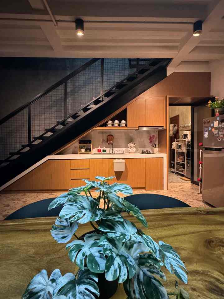 Sempat bingung area bawah tangga mau dibuat apa..yang biasa dibuat area gudang udah biasa banget, kita putusin buat dapur bersih, dengan ukuran kira-kira kurang lebih 1 meter alhmadulillah hasilnya bikin puas banget 🥰🥰❤️

Semoga bisa jadi inspirasi yah ❤️

#RuangSempit
#RuangTerbatas
#NeverTooSmall
#Rumahyuqibam
#Inspirasirumah
#MaasyaAllahtabarakallah
