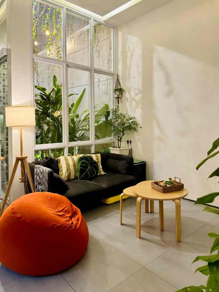 Ruangan Estetik di Malam Hari? Bisa!

Kadang ragu ya kalau mau foto di malam hari, takut gelap gak estetik. Tapi gak selamanya gitu, justru dengan suasana temaram, ruangan bisa terlihat unik, romantis  dan estetik. 

Tipsnya: hindari menyalakan lampu terang dan nyalakan lampu satu warna saja (disini menyalakan 3 lampu taman, lampu ceiling dan lampu berdiri) kesemuanya menggunakan warna warm white sehingga selaras. 

Bayangan pohon dari cahaya di luar pun dapat menambah kesan estetik tersendiri. So, jangan ragu lagi foto ruanganmu di malam hari. 

#BTNOAS8 #livingroom #tropical #japandi #nightlight #lighting