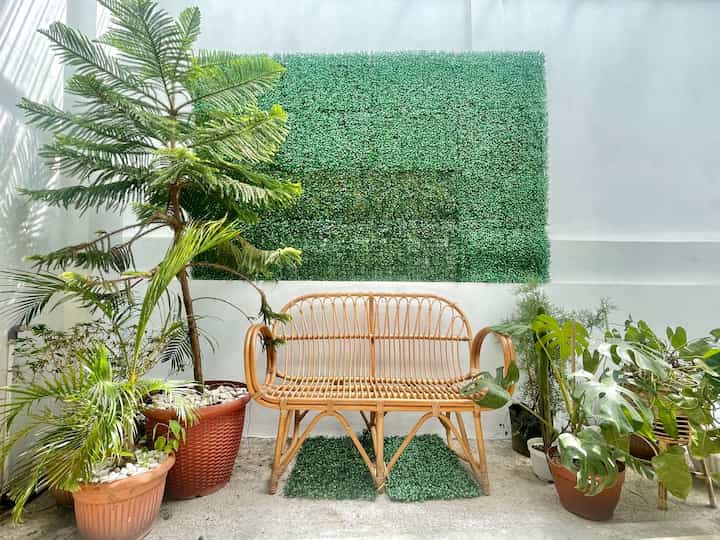 Impian banget punya taman indoor di rumah,, kini bisa terealisasikan walaupun belum 100% jadi ,, bagian lantai masih mau di pakein parket kayu tapi belum datang2 parketnya, oh iya bagian atapnya kami menggunakan rangka baja dan spandek transpran sehingga sinar matahari masih bisa masuk 
#tamanindoor #tamanminimalis #rumahhijau #verticalgarden #garden #tamandirumah