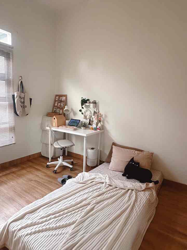 Penataan Ruangan 🤍

Siapa nih tetangga online yang suka menata kamarnya agar tidak bosan? Mengganti sprei, selimut, dan posisi dekorasi saja sudah bisa menciptakan suasana baru dan segar

#Dekorasi Kamar #DeskSetUp #KamarMungil #InspirasiKamarMini #DekorasiRumah #MejaBelajarIkea 