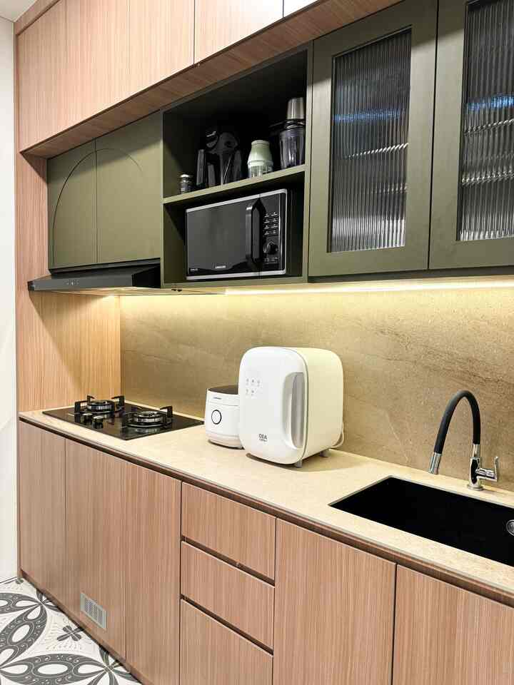 Hayuk intip dapur kami🥰😍

Di sini biasanya mamaca memasak buat papaky dan MPASI jejun. Gak jarang juga papaky bantuin bikin kaldu ceker buat BB Booster.

Pokoknya segala aktivitas rumah tangga kami lakukan bersama agar setiap sudut rumah kami bermakna dan penuh cinta🖤✨

Penasaran dengan apa aja isi dapur kami? Klik link di foto yaa keluarga @zenhouse.id 🤗

Thank you and have a good day✨

With love,
MinZen

#zenhouse #rumahestetik #rumahestetikjakarta #homedesign #homedecor #homeinterior #homeinspiration #inspirasirumah #rumahminimalis #rumahidaman #rumahminimalismodern #rumahcantik #homestyling #rumahkekinian #homesweethome