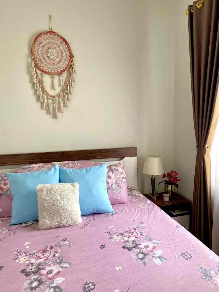 Hallo, salam kenal semuanya,
Kali ini aku mau post foto pertamaku disini😬🤍
Semoga saling menginspirasi ya🤍

Awal aku suka mendecor rumah ini, ketika aku baru saja menikah dan menempati rumah ini.
Tentunya tidak langsung mengisi untuk mendecor ruangan dan rumah.
Iya, sama seperti beberapa orang yang pelan-pelan menyicil untuk bisa membeli perlengkapan decor yang di sukai.

Pelan pelan sambil memcari referensi dari berbagai sumber tentunya mungkin ada salah satu dari mommy yang menjadi inspirasiku dalam mendecor, thank u yaaa🤍

Masih dalam proses belajar dan mendecor pelan pelan lagi sesuai yang di harapkan.

Karna bagiku, ruang tidur yang nyaman akan membuat kita semakin betah dan menambah banyak inspirasi lain untuk menjado lebiv baik kedepannya.

Semoga terus bertumbuh ya aminnn🤍 #homedecor #homestagram #kamartidur #house 