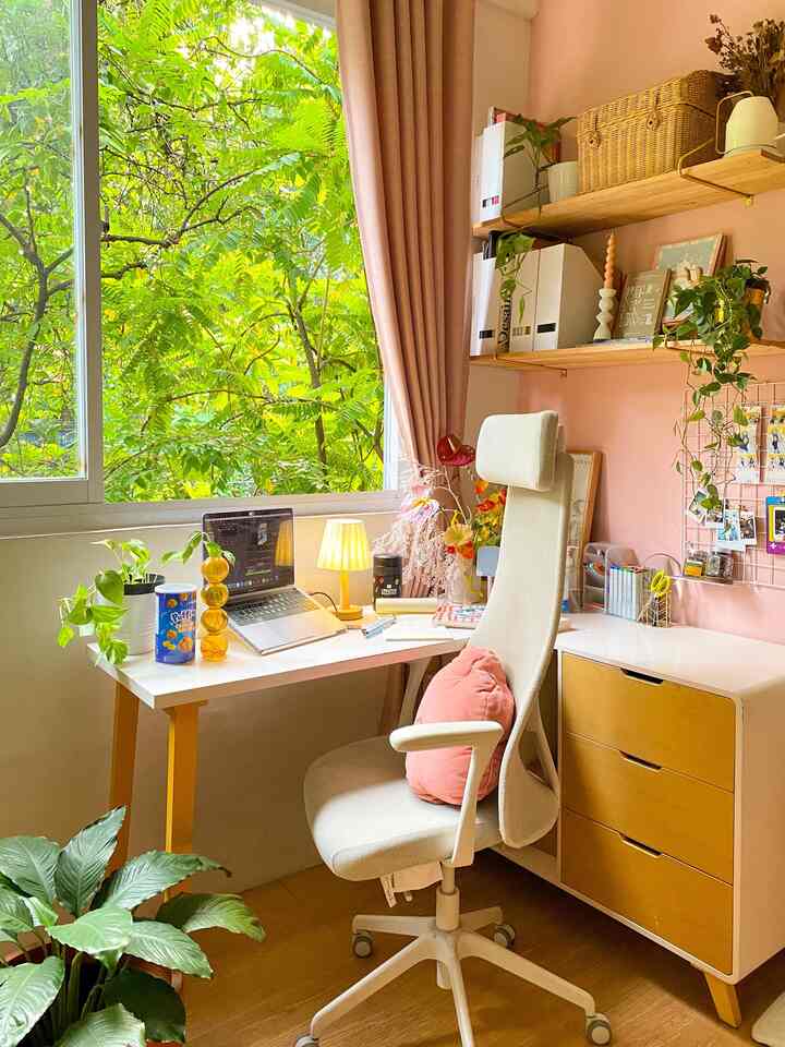 View meja kerjaku ini adalah spot teraestetik di rumahku! Dengan bukaan jendela yang lebar menghadap kebon depan rumah, memberikan pemandangan asri & menyegarkan saat aku bekerja✨

Desain area kerja ini menyesuaikan personaku yang menyukai warna pink peach. Dipadukan warna netral dari kayu hemlock yang memberikan kesan hangat dan warna putih untuk kesan yang luas. Untuk pemilihan furniture selain menyesuiakan konsep kamarku, aku mengutamakan barang-barang fungsional seperti kursi kerja yang ergonomis, meja kerja multi-fungsi yang bisa menyimpan banyak barang, dan lampu tidur untuk memberikan suasana hangat pada ruangan.

#BTNOAS8 #WFH #WorkingRoom #mejakerja #Bekasi #LivingWithParents