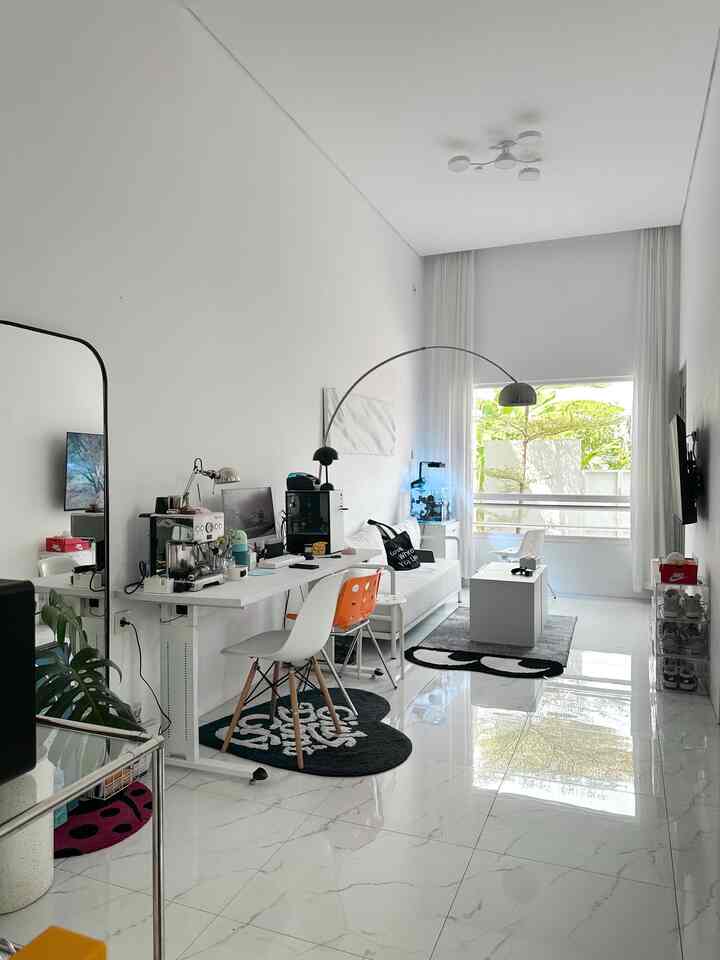 Tips membuat ruangan sempit nampak lega 😍

-
01 Pakai cat warna terang kalau kita pakai warna putih full sekelilingnya
02 Pilih alas lantai berwarna putih kalau kita pakai warna putih dengan motif menyambung dari ujung ke ujung ( agar dapat kesan marmer ) 
03 Pilih penutup jendala ( gorden / vitrase ) warna cerah agar cahaya mudah masuk dan membuat sirkulasi udara mudah masuk
04 Pilih furniture yang light dalam arti tidak berat dilihat / senada dengan warna yang lain ( kalau aku suka minimalist jadi pilih bentuk geometris dan warna putih )
05 Menggunakan konsep open space cocok untuk rumah berukuran kecil seperti angkahouse 45m2 

#RuangSempit #RuangTerbatas #NeverTooSmall #angkahouse #45m2 #jawatengah #rumahpribadi #inspirasirumah #minimalist #openspace #lowbudget