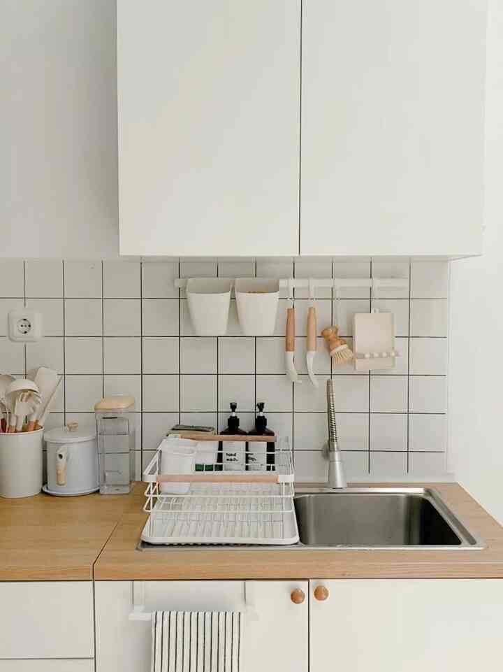 Area Sink dari awal pindah kerumah ini sampai sekarang. Ga banyak perubahannya. Tapi, seiring waktu mulai untuk mengganti dengan lebih senada. Tidak lupa juga menambahkan sentuhan artficial agar semakin fresh.

Semoga menginspirasi 
#kitchen #kitchenset #sinkarea #home #kitcheninspo #homeinspo #dapurminimalis