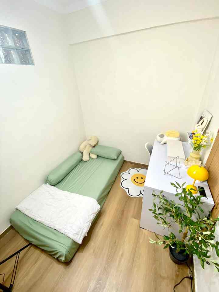 Our Lil House - Studio Mini

Ruang studio our lil house sebenarnya mini, ukurannya hanya 2,8 x 2,3 cm jadi aku sangat mempertimbangkan furnit apa saja yang akan digunakan. Selain itu cara aku saving space agar semua furnit yang aku perlukan bisa masuk ke studio ini, aku memilih ukuran furniture yang tidak terlalu besar, lalu penataan dekorasi yang walaupun rame tapi tetap clean, memilih tone keseluruhan ruangan yang masih senada, dan juga pemasangan sliding door pada ruangan.

#RuangSempit #RuangTerbatas #NeverTooSmall #StudioDesign #InspirasiStudio #Design #Decoration