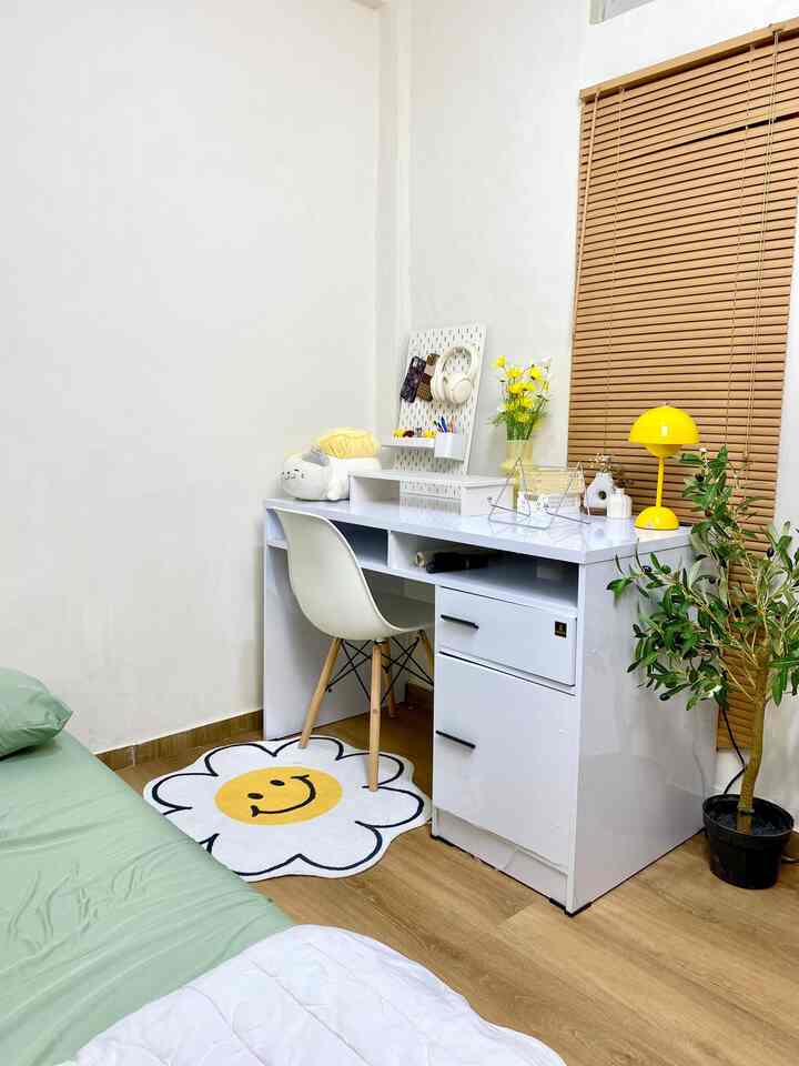 Our Lil House - Study Desk Ambience

Something has changed in the atmosphere of my study desk, namely the color of the Venetian blinds!! So initially I bought the wrong one, what was supposed to be a wood color instead turned out to be a brown gold color. Finally, the color doesn't quite fit into my studio color palette😢 with the venetian blind now being wood, the atmosphere looks really different, it fits more into the atmosphere of my studio🥰💛

#StudioDesign #StudioInterior #VenetianBlind #InspoStudio #StudioMungil #Decoration