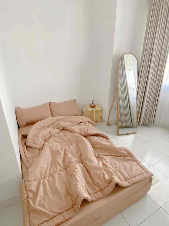 Salah satu kamar tidur yang ada dirumah ini, bentuknya arch sehingga menjadi bagian iconic dari rumah ini.

Standing mirror oval dan curve table dengan warna senada dapat mempercantik ruangan dan diharapkan dapat memberi kesan luas untuk ruangan ini.
Semoga menginspirasi 

#bedroom #bedroominspo #kamartidur #BTNOA8