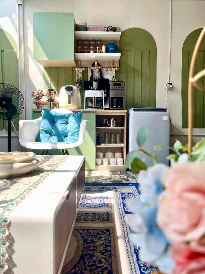 Menyeduh dan mencuci pada saat bersamaan! Siapa yang tidak suka menikmati secangkir kopi di bawah sinar matahari pagi yang berlimpah? 🥰☕️ #abundantlighthouse #morninglight #morningcoffee #laundryroom #coffeebar #morningbrew #coffeetime