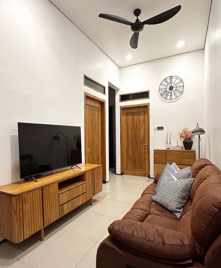 Ruangan yg semula masih kosong, Satu tahun kemudian interior rumah sedikit demi sedikit mulai terisi. 
Salah satu spot favorit kami untuk bertukar cerita tentang film yg sedang kami tonton.

#BTNOAS8 #livingroom #rumahbryan #homestudio