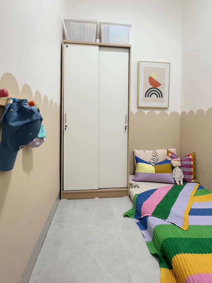 Tips menata kamar anak dengan ukuran yang mungil agar terlihat luas 🛏️🌟

Kamar anak ini ukurannya 1,7x3 meter, mungil bukan!
Agar tidak terkesan sumpek maka harus tepat pemilihan furniture dan dekorasinya. 
1. Cat dinding dengan warna putih agar terkesan luas dan agar tidak monoton bagian bawah dinding kita cat dengan warna sandcastle dengan bentuk arch biar makin gemas.
2. Karena penyimpanan pakaian masih sharing kakak dan adik jadi kami memilih lemari pakaian yang cukup besar dengan warna putih dan sentuhan kayu.
3. Menambahkan storage agar barang-barang tidak berantakan.
4. Meja belajar yang simple
5. Dekorasi secukupnga agar ruangan tidak terlihat penuh.


#RuangSempit
#RuangTerbatas 
#NeverTooSmall 
#KamarAnakMinimalis 
#TipsKamarMungil
#DecorKamarAnak
#StylingKamarAnak
