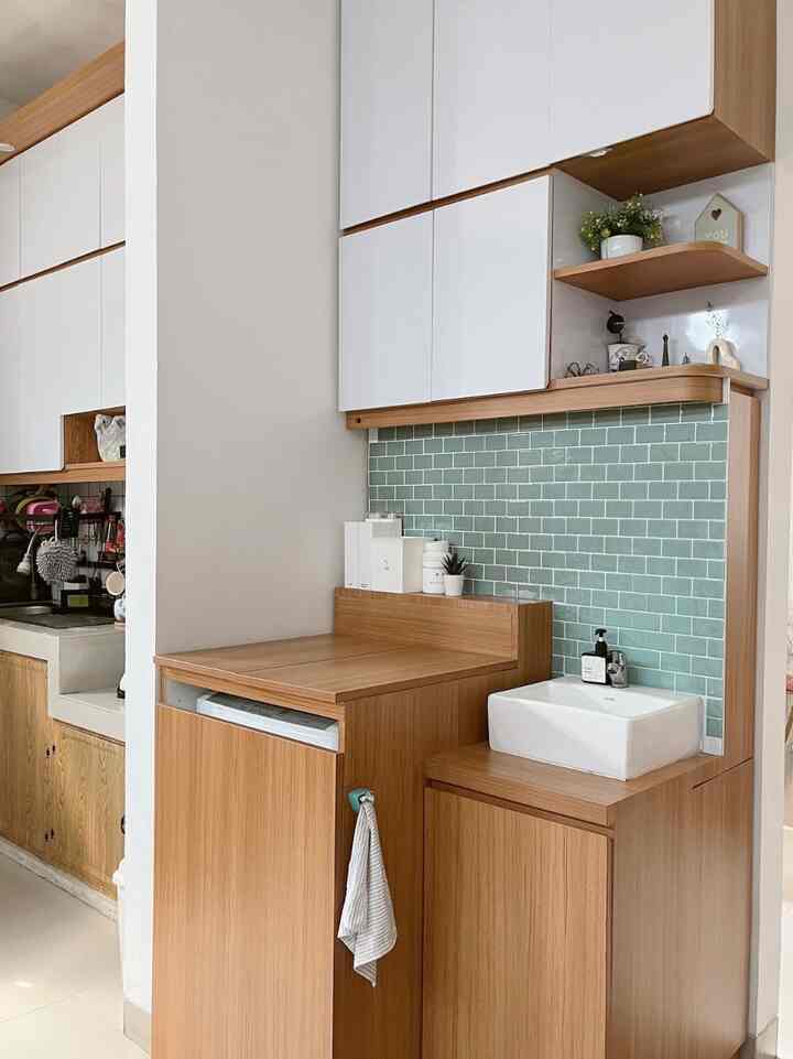 Laundry room ini adalah salah satu furniture custom yang agak rumit mendesainnya karena posisinya yang kecil di sudut ruangan. Ditambah laundry room ini menyatu dengan ruang makan jadi sebisa mungkin penampakannya lebih rapi agar nyaman dipandang. Dan yang agak tricky karena mesin cuci di rumah ini masih tipe top load jadi tidak banyak referensi desain yang bisa kami jadikan inspirasi karena kebanyakan desain laundry room adalah untuk mesin cuci front load.

Akhirnya setelah mencari-cari contoh desain dan dan berbekal gambar sendiri jadilah pojok laundry ini yang walau kecil tapi fungsional. Di Laundry room ini selain untuk menutup mesin cuci agar terlihat rapi, kami juga menambahkan wastafel yang dibawahnya ada kabinet untuk penyimpanan baju kotor. Di belakang backsplashnya kami gunakan untuk menutup selang-selang kran air dan penyimpanan alat kebersihan. Agar fungsinya lebih maksimal kami tambahkan kabinet di atasnya sebagai extra storage untuk rumah kami yang tidak ada gudang. Semoga menginspirasi 🤎


#RuangSempit
#RuangTerbatas
#NeverTooSmall
#LaundryCorner
#LaundryRoom
#SmallLaundryRoom
#rumakaf