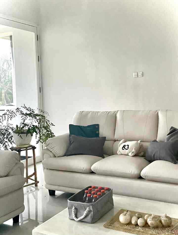 Ruang tamu simple dan minimalis ala #bliembing di rumah dominan putih dengan accent color gray and a lil bit of green🪴🤍 #BTNOAS8