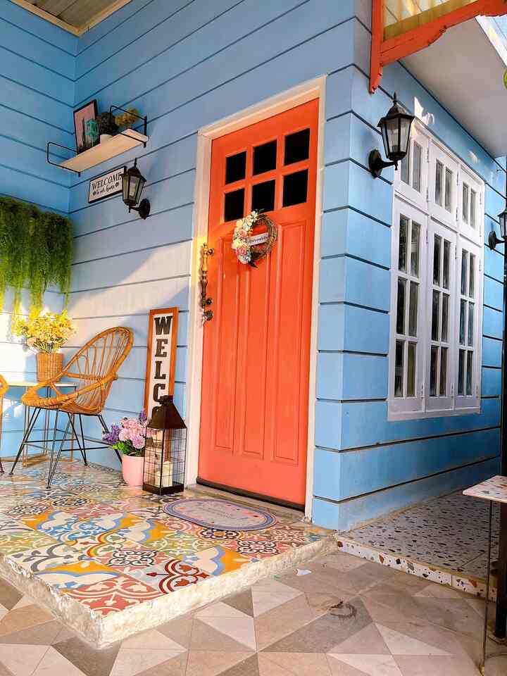 Carpot yg menyatu dengan teras mungil. Di sudut pojokan teras terdapat lemari, dilemari itu kami biasanya menyimpan sepatu dan sandal. Karena kami tidak ada tempat untuk menyimpan helm dan alat kebersihan akhirnya kami memutuskan untuk custom lemari berbahan aluminium. Karena digunakan untuk ourdoor kami memutuskan memilih bahan yg lebih aman dan cocok untuk outdoor.

#Terasrumah 
#teras
#teramungil
#minigudang
#gudang
#tempatsepatu