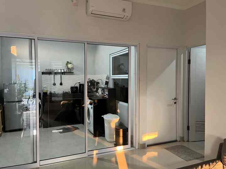Tinggal dirumah dengan ruang yang terbatass, tipsnyaaa adalahhh jangan terlalu banyak punyaaa furniture.
Dengan sedikit furniture maka ruangan mudah untuk distyling dengan memaksimalkan ruangan.
Dan rumah akan terlihat lebih luas tentunyaa 👍🏻👍🏻👍🏻 

#ruangansempit #ruangankecil #nevertosmall #minimalis #rumahcluster
