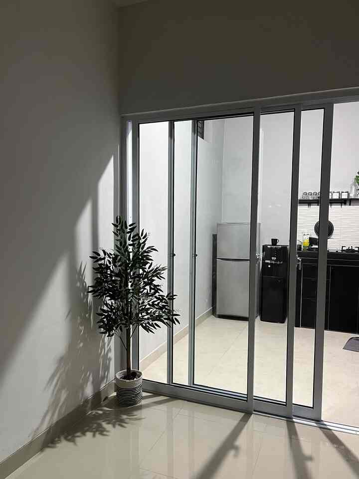 Mencoba ambil foto dimalam hari dengan cahaya minim, ternyata bagus juga sudut ruangan ini 🫵🏻


#rumahcluster #minimalis #idedekor #rumahkecil #ideruangan #dapur