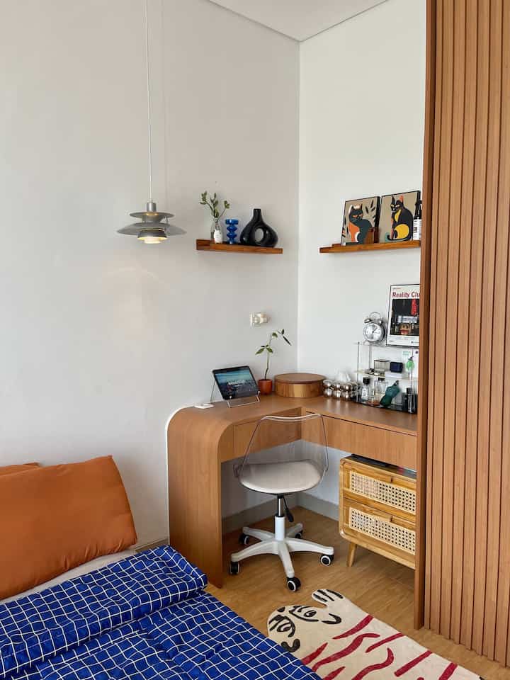 Memaksimalkan ruangan bedroom terbatas dgn space disebelah tempat tidur yg tersisa hanya 110cm. Untuk memenuhi kebutuhan wardrobe sekaligus meja L, kami memakai jasa interior design membuat wardrobe yg bs muat tidak hanya utk compartment baju dan gantungan namun beberapa barang seperti tas, koper dan sepatu. Pilihanya adalah membuat built-in yg tingginya hingga plafon. 

Ternyata sisa space ini kami bs membuat wardrobe hanya dgn lebar 40cm, panjang 1,5meter dgn bukaan pintu sliding (supaya tidak makan space). Lalu disambung meja L utk work space & rias dgn ukuran lebar 40cm dan Panjang1 1meter + panjang2 90cm. Sehingga dgn luasan total kamar 2,8m x 3,5 m kami dapat memaksimalkan ruangan sesuai dengan kebutuhan.

Semoga menginspirasi ya 🫶

#RuangSempit #RuangTerbatas #NeverTooSmall #masterbedroom #interiorkamar #bedroominteriordesign 