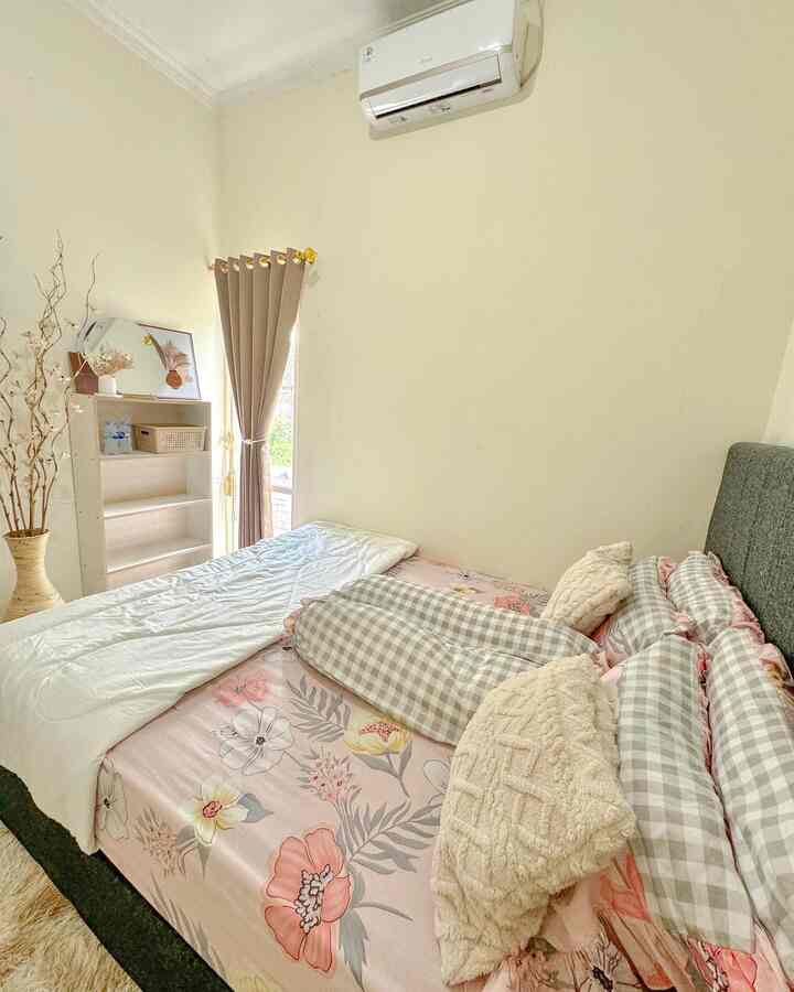 ⟡ Kamar tidur untuk tamu ⟡

Di rumah ini kami menyediakan kamar tidur khusus untuk tamu, dengan meletakan sedikit perabot yang kami rasa sesuai kebutuhan tamu, serta menyediakan sedikit stock cemilan yang kami letakan pada keranjang di dalam kamar dan minum untuk tamu ✨

Kamu sengaja menyediakan 1 kamar tidur tamu supaya jika ada dadakan tamu yang akan menginap sudah tersedia kamar. 

#GuestRoom #KamarTidur #Bedroom #BedroomInspo  #RoomDecor #Kamartidurminimalis
