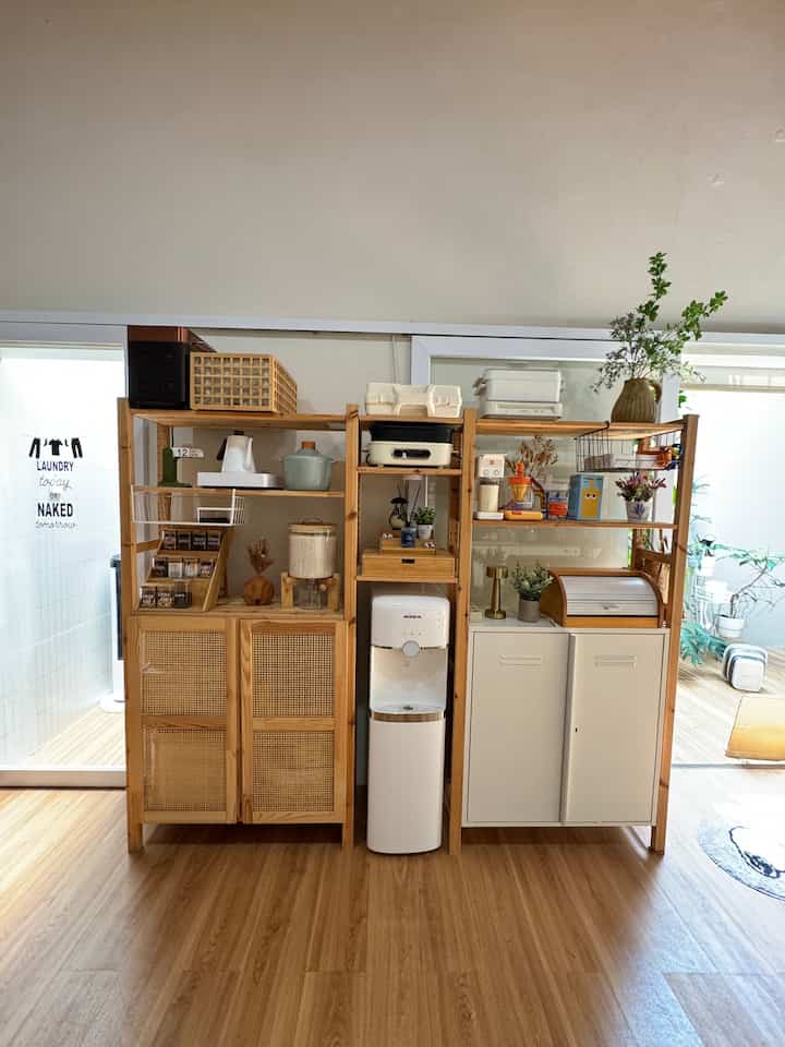Area storage di dapur

Penggunaan rak terbuka di dapur sebenernya tricky, klo salah2 taro bisa keliatan berantakan. Emang cocok untuk naro perintilan atau barang2 yang emang cakep untuk di pajang🤣

Penggunaan rak ivar ini sofar kepake banget dan karena bisa di adjust ketinggiannya jadi bisa diganti-ganti sesuai kebutuhan.


#kylehome #rakterbuka #ikeaivar #ikearak #rakpajangan #extrastorage #dapur #dapurmodern 