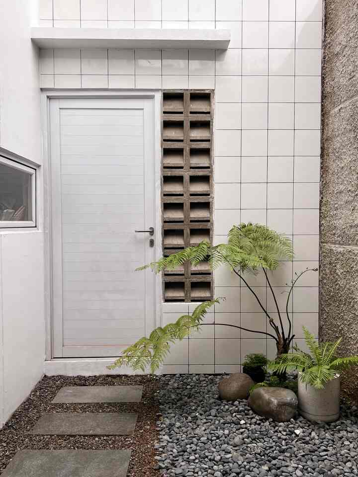 Teras Taman.

Alhamdulillah akhirnya saya bisa mengubah taman teras di casadirio. Kami memutuskan untuk membuat taman kering minimalis ala Jepang yang hanya menggunakan 1 pohon dan beberapa batu alam. 

Kami memilih pakis monyet untuk pohonnya karena tahan terhadap sinar matahari langsung dan juga karena bentuk daunnya yang indah.

#lanskap #landscapejapandi #taman #tamanminimalis #tamanjapandi #japandi #minimalis