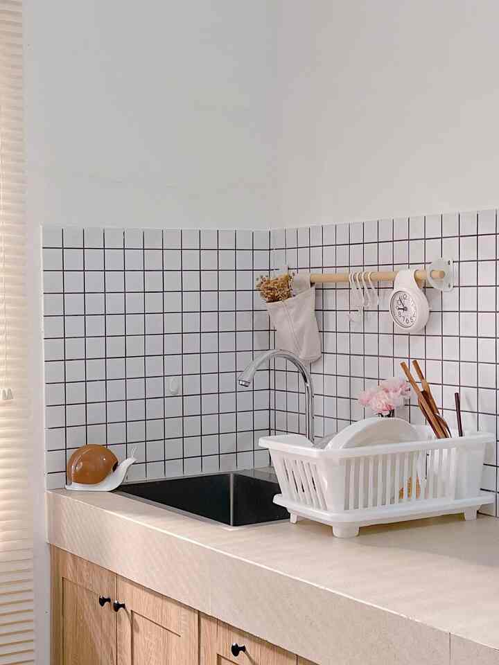 Tips meja dapur terlihat minimalis 

Siapa nih yang suka meja dapurnya terlihat minimalis sepi gitu ? Nah aku termasuk salah satunya aku lebih suka dengan tatanan meja dapur yang ga rame jadi kesannya lega rapih aku punya tips agar meja dapur terlihat minimalis 
Pemilihan rak piring yg minimalis harga ramah kantong agar space washtafel terlihat tidak penuh, pakai gantungan dapur atau rell dapur bisa untuk meletakan lap jam tangan gunting dll 
Rak bumbu dapur seperlunya saja, pemilihan warna seperti keramik cat dinding kitchen set pilih yang warna natural atau senada dengan tema ruangan. 

#dapurcantik
#kitchen
#tipsmenatadapur
#minimalis 
#roomdecor
