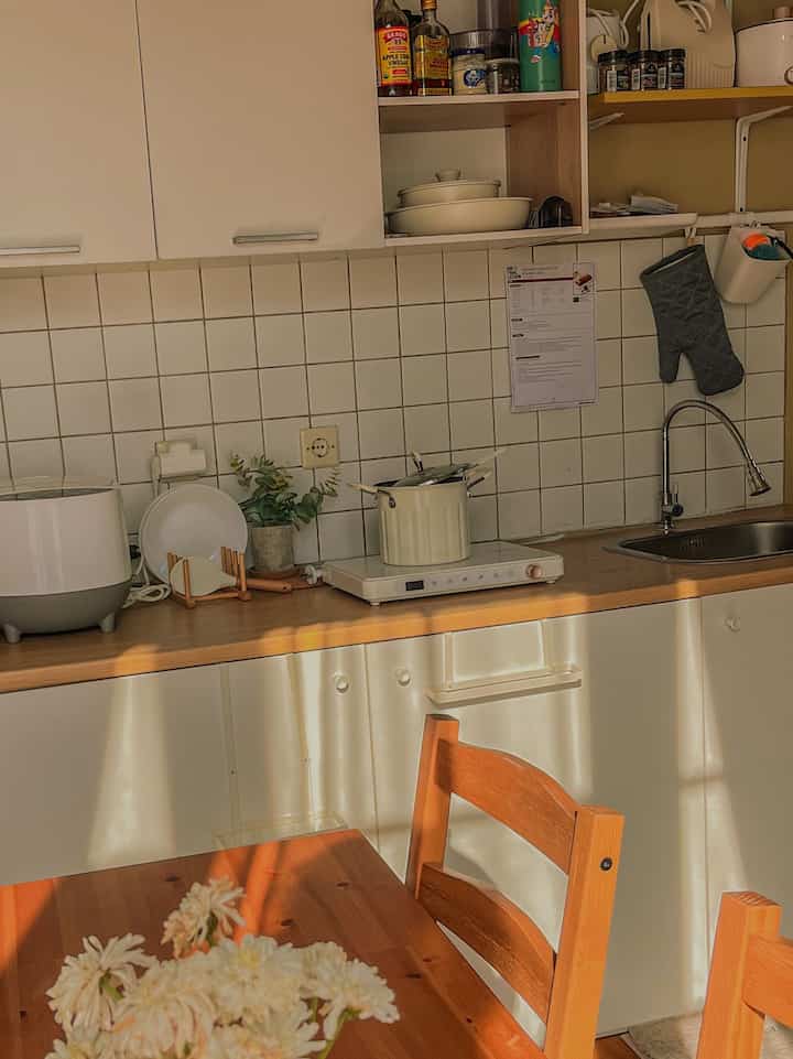 Area dapur kami berukuran 3 x 3 meter bisa terbilang kecil ya namun tetap fungsional dan estetik, kami mengabungkan ruang makan dan dapur di satu area sehingga dining table berseberangan langsung dengan kitchen set. Kami juga mengunakan kompor induksi jadi bisa langsung disimpan setelah penggunaan dan tidak perlu melubangi area top table kitchen set, sehingga kitchen set tidak hanya untuk bisa namun bisa untuk food preparation juga. 
Kami juga membiasakan untuk hidup dengan secukupnya barang saja mengingat penyimpanan yang terbatas. Barang yang ada di area dapur memang sesuai kebutuhan keluarga kami yang berjumlah 4 anggota keluarga. 

#RuangSempit
#RuangTerbatas
#NeverTooSmall
#TinyKitchen
#DapurMungil
#HomeSweetHome