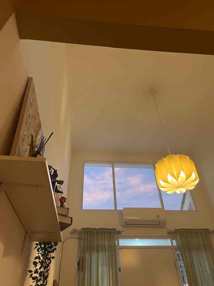 Aneka lampu hias yang tidak hanya berfungsi sebagai lighting yang menciptakan ambience pada ruangan dimalam hari namun juga sebagai dekorasi pada ruangan disiang hari. Dirumah kami terdapat beberapa jenis lampu, standing lamp, pendant lamp, lampu sorot dan juga downlight.

#LampuHiasDekorasi
#HomeLighting
#AnekaLampuDekorasi
#AnekaLighting
#DekorasiRumahInspo
#HomeSweetHome
#RumahCluster