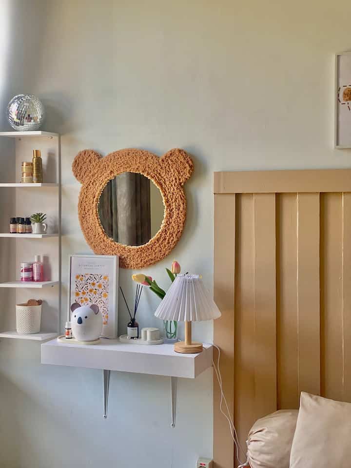 Memanfaatkan pojokan sempit .

Pojokan yang ada di kamar kami manfaatkan untuk meja rias , karna tidak terlalu luas jadi kami pakai ambalan laci serta rak serbaguna , agar terkesan minimalist , pemilihan warna putih juga menambah kesan aesthetic 🤍✨

#Ruangsempit
#Ruangterbatas
#NeverToSmall
#kamarminimalist
#kamarkecil
#mejarias
#rumahrantau
#rumahdinas