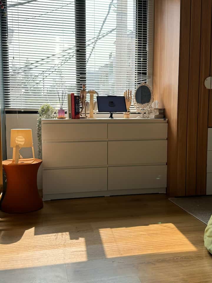 Pojokan ruangan kamar tidur yg tadinya untuk nyimpen segaa macam, sampai penuh
Akhirnya di tambah drawer untuk memaksimalkan penyimpanan dan menjadi ruangan lebih rapih 

#bumitimi #ruangsempit #ruangterbatas #nevertoosmall #bedroom #drawer #stylingbedroom