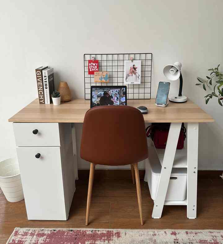 Inspirasi Meja Kerja/Meja Belajar
Tips memilih meja kerja/meja belajar;
* sesuaikan ukurannya dengan ruangan, jangan kebesaran juga yg bisa bikin sempit ruangan tapi juga jangan kekecilan yg bikin kita ga nyaman klo mau beraktivitas sperti nulis, ngetik dsb
* liat kebutuhannya juga, apakah perlu untuk banyak laci, apakah digunakan untuk menyimpan tas, buku, berkas atau cuma untuk meletakan laptop/pc 
* mau yg langsung jadi atau custome, mau material besi, kayu solid atau tickwood 
* dan ujung2nya adalah budget. punya budget berapa untuk membeli sebuah meja kerja/belajar, jgn sampai maksa juga y


#mejabelajar #inspirasimejabelajar #tipshomedecor #ruangbelajar #Dekorasiruangbelajar #interiorrumah #renaiput