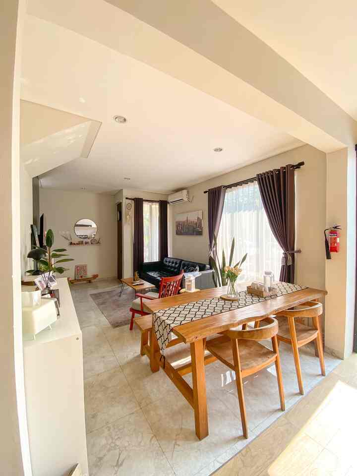 Kami menerapkan konsep open space pada area lantai satu yang terdiri dari ruang tamu , ruang makan dan dapur

Kami menerapkan konsep open space karna memang ini sangat cocok kami terapkan pada eumab kami yang area bangunan ny masih terbatas

Ini juga bisa membuat ruangan menjadi terasa luas tanpa ada sekat pemisah antar area

#inspirasirumah
#openspace
#homedecor
#ruangtanpasekat
#segehouse