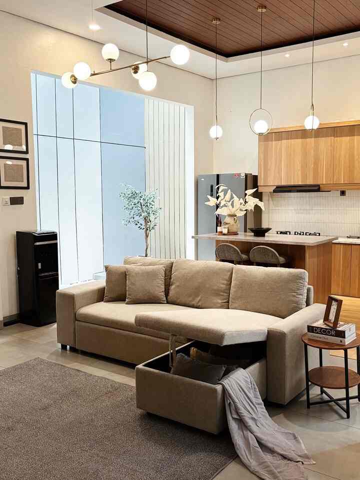 Ruang terbatas dengan banyak nya barang harus disiasati dengan menggunakan furniture yang multifungsi seperti sofa dengan storage untuk menyimpan properti dekorasi maupun mainan anak, juga tambahan storage pada area void rumah agar bisa menyimpang elektronik maupun perkakas lain nya #ruangansempit #ruangterbatas #nevertoosmall #ruangsempit