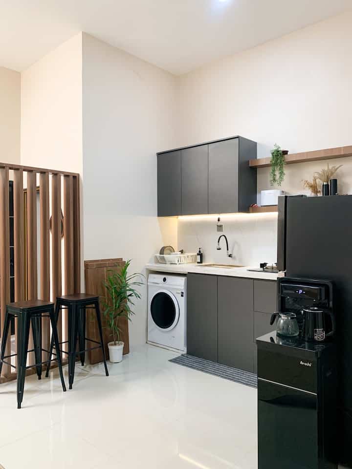 Maximize our tiny space✨

Menyulap sisa area kecil di dapur, yang kami manfaatkan sebagai dining area. Slide 1,2,3 adalah after dan slide 4 adalah before. 
Dengan luas terbatas juga bisa dimanfaatkan dengan optimal sesuai kebutuhan. Kuncinya adalah pemilihan furniture dengan ukuran dan model yang sesuai. 
Untuk area sempit seperti ini, kami memilih menggunakan furniture dengan ukuran yang sesuai dan model yang slim. Kami juga menggunakan model meja mini bar yang dapat dilipat, sehingga saat tidak digunakan mejanya dapat diatur sesuai kebutuhan.
Untuk dekorasi, kami memilih menambahkan item dekorasi sederhana yang sesuai dengan tema dapur nya. Mengapa sederhana saja? karena meja yang kami gunakan ini tidak permanen, sehingga item dekorasi sederhana ini bisa memudahkan kita saat melipat meja yang sedang tidak digunakan.

#Ruangsempit 
#Ruangterbatas 
#NeverTooSmall 
#DiningArea 
#DiningRoom