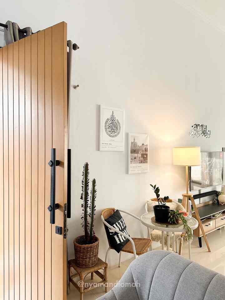 Spot di samping pintu utama juga bisa dimanfaatkan sebagai area tempat duduk bersantai, membaca maupun untuk sarapan, karena di rumah ini belum ada dining room.

#nyamandiomah #familyroom #tvroom #familyroominspo #scandinavian #islamicdecor #walldecor 