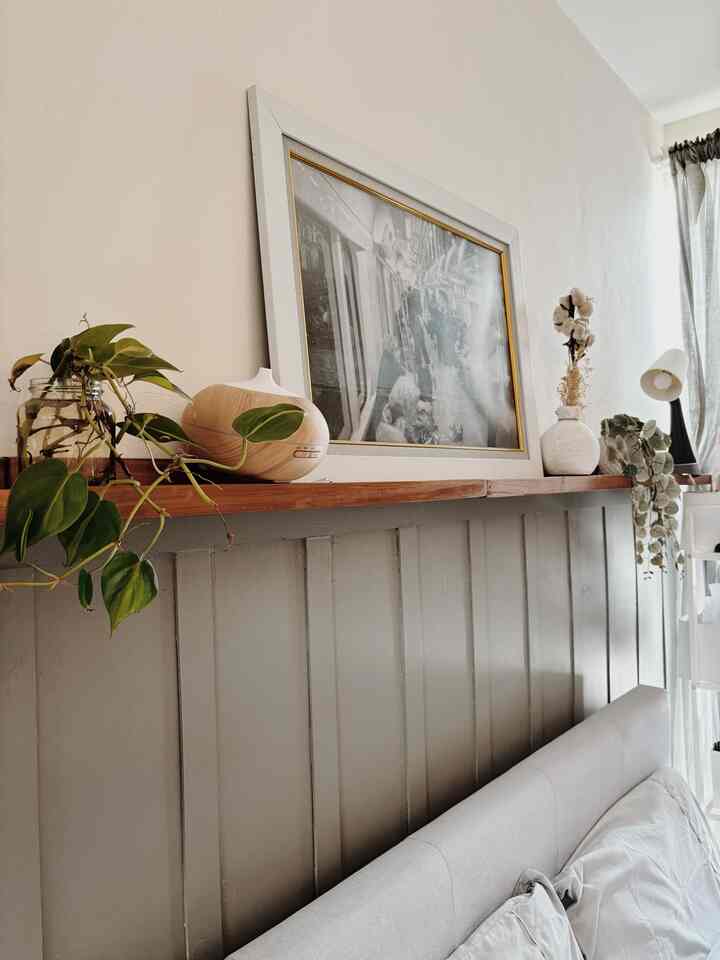 Master Bedroom✨
-
salah satu game changer di master bed room ini adalah menambahkan ambalan di atas dipan kasur, menambahkan berbagai aksesoris dan juga foto sebagai pemanis di kamar🖤
- 
#inspirasikamartidur
#spilldekorkamar
#kamartidurutama
#bedroominspo
#rumacefour
